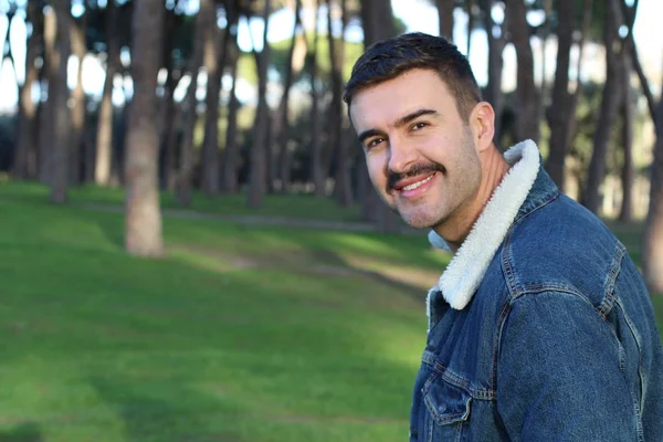 Homem Jaqueta Jeans Posando Parque — Fotografia de Stock