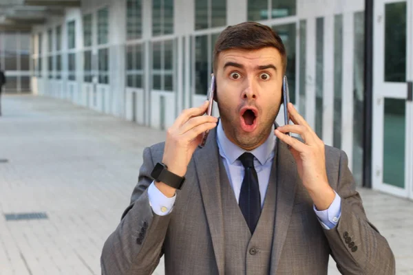 Close Retrato Bonito Jovem Empresário Com Dois Smartphones Rua — Fotografia de Stock