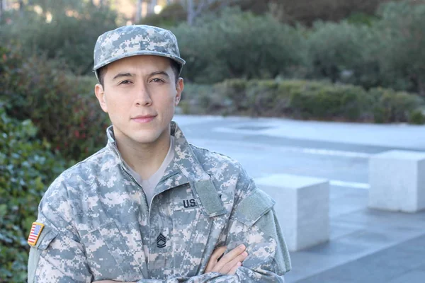 Porträtt Ung Amerikansk Soldat Står Utomhus Dagen — Stockfoto