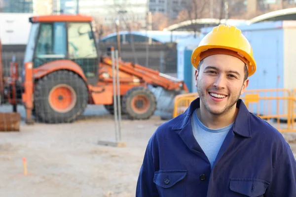 Jovem Trabalhador Sorridente Capacete Fundo Construção — Fotografia de Stock