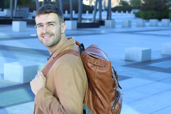 Close Retrato Bonito Jovem Roupas Elegantes Com Mochila Couro — Fotografia de Stock