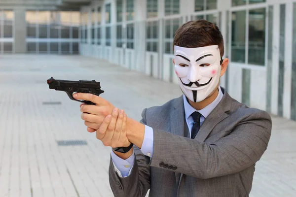 昼間に屋外でマスク保持銃を身に着けているエレガントなビジネスマン — ストック写真