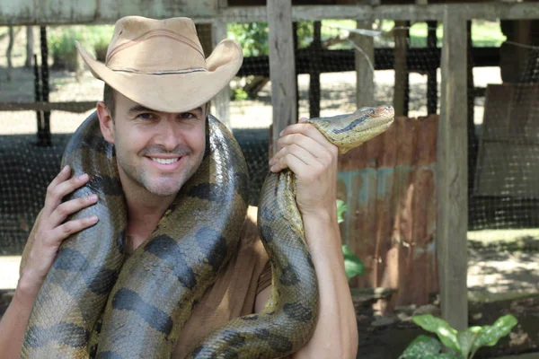 Homem Mostrando Carinho Por Uma Cobra Gigante — Fotografia de Stock