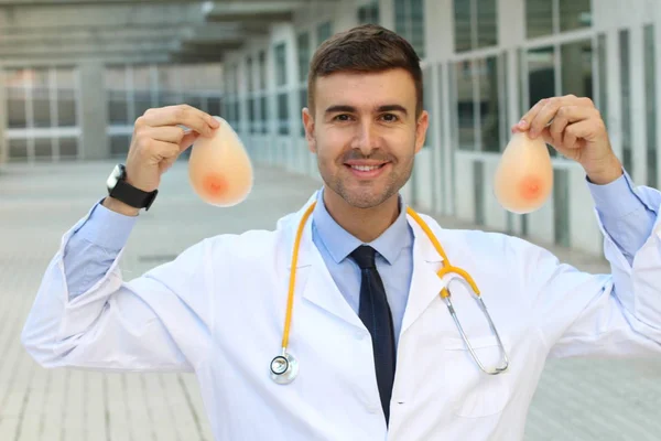 Cirurgião Plástico Étnico Segurando Implantes Silício — Fotografia de Stock