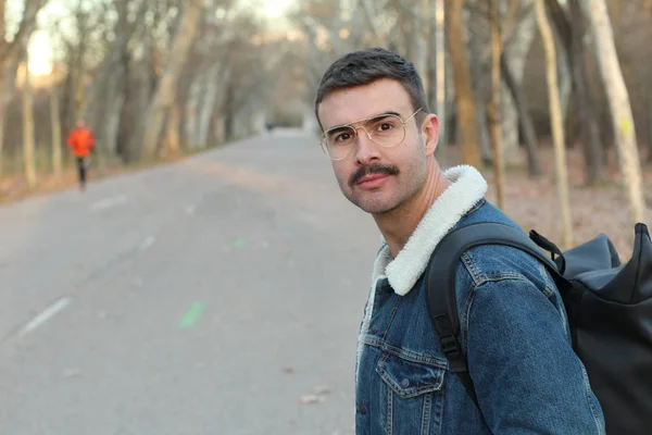 Jovem Com Bigode Usando Jaqueta Ganga Óculos Com Mochila Parque — Fotografia de Stock