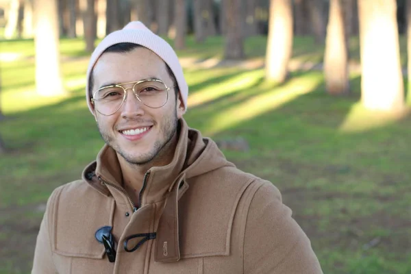 Ung Man Vit Hatt Och Beige Rock Bär Glasögon Stående — Stockfoto