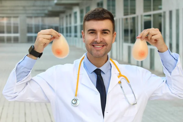 Cirurgião Plástico Étnico Segurando Implantes Silício — Fotografia de Stock