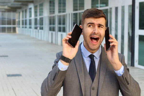 Närbild Porträtt Stilig Ung Affärsman Med Två Smartphones Gatan — Stockfoto