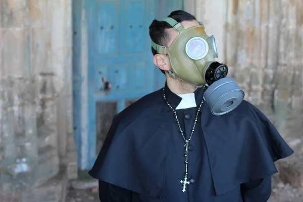 Sacerdote Con Respiratore Sullo Sfondo Della Chiesa — Foto Stock