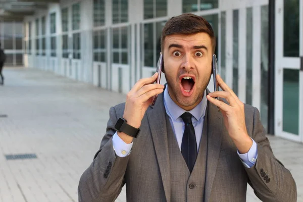 Närbild Porträtt Stilig Ung Affärsman Med Två Smartphones Gatan — Stockfoto