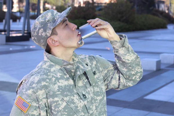 Zblízka Portrét Pohledného Mladého Vojáka Pijícího Alkohol Láhve Ulici — Stock fotografie