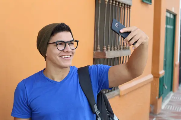 Close Retrato Bonito Jovem Tomando Selfie Rua — Fotografia de Stock