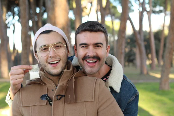 Ritratto Ravvicinato Coppia Gay Con Pacchetto Polvere Bianca Nel Parco — Foto Stock