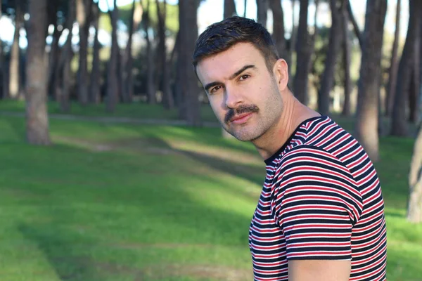 Homem Shirt Listrada Posando Parque — Fotografia de Stock