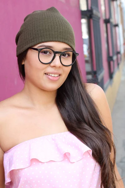 Retrato Uma Bela Jovem Vestido Rosa Com Óculos — Fotografia de Stock