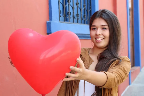 Joven Mujer Sosteniendo Corazón Forma Caja Regalo —  Fotos de Stock