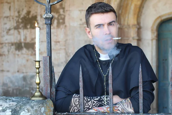 Tatuado Padre Fumar Cigarro Posando Fundo Igreja — Fotografia de Stock