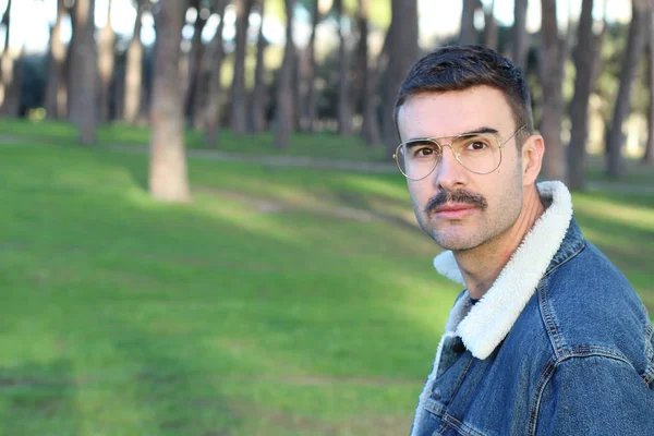 Homem Vestindo Óculos Casaco Ganga Posando Parque — Fotografia de Stock