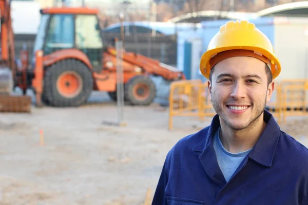 Jovem Trabalhador Sorridente Capacete Fundo Construção — Fotografia de Stock