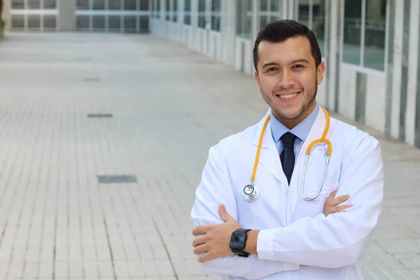 Ethnique Élégant Médecin Debout Extérieur Jour — Photo