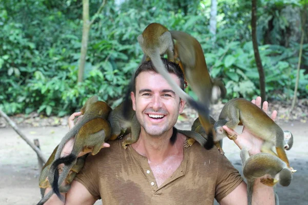 Bonito Homem Divertindo Com Grupo Macaco Titi — Fotografia de Stock