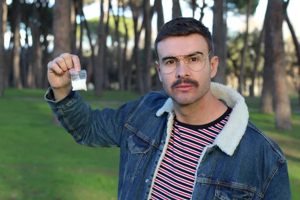 Gözlüklü Bir Adam Parkta Duran Uyuşturucu Paketini Gösteriyor — Stok fotoğraf
