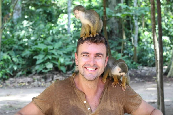 Bonito Homem Divertindo Com Grupo Macaco Titi — Fotografia de Stock