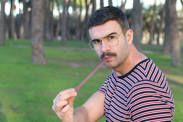 Zabawny Człowiek Okularach Pokazuje Długi Język — Zdjęcie stockowe