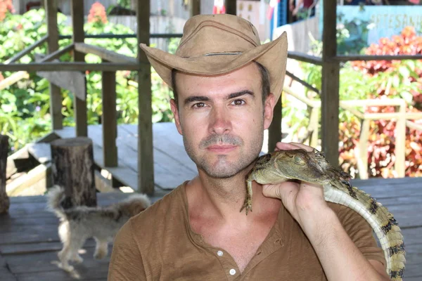 Homem Selvagem Segurando Jacaré Zoológico — Fotografia de Stock