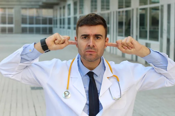 Close Retrato Bonito Jovem Médico Casaco Com Estetoscópio Cobrindo Orelhas — Fotografia de Stock