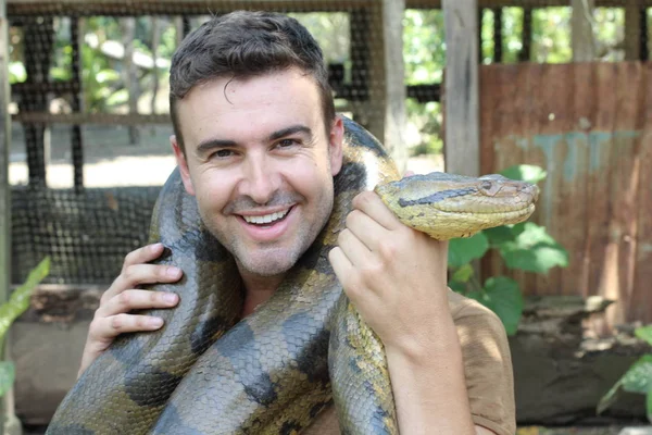 Homem Mostrando Carinho Por Uma Cobra Gigante — Fotografia de Stock