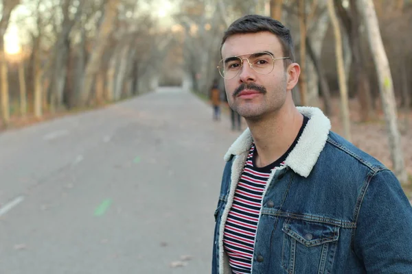 Jovem Com Bigode Vestindo Jaqueta Ganga Óculos Parque Outonal — Fotografia de Stock