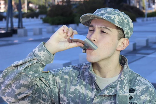 Zblízka Portrét Pohledného Mladého Vojáka Pijícího Alkohol Láhve Ulici — Stock fotografie