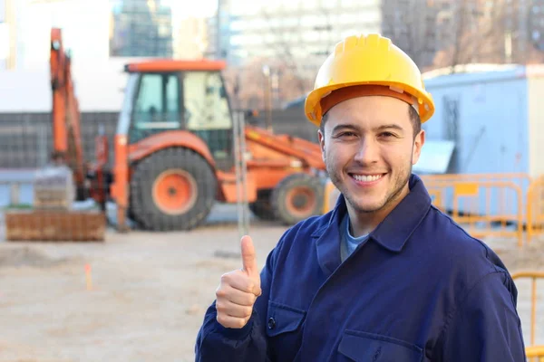 Jovem Trabalhador Sorridente Capacete Mostrando Polegar Para Cima Gesticulando Fundo — Fotografia de Stock