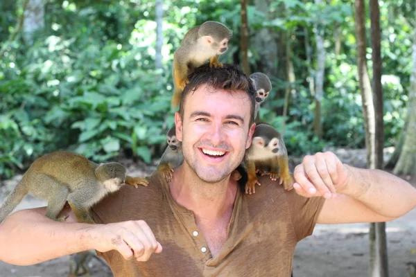 Bonito Homem Divertindo Com Grupo Macaco Titi — Fotografia de Stock