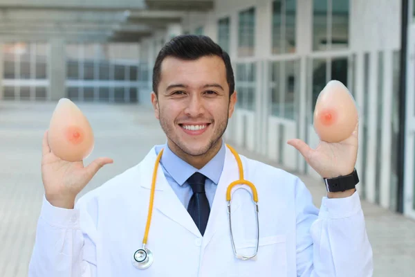 Cirurgião Plástico Étnico Segurando Implantes Silício — Fotografia de Stock