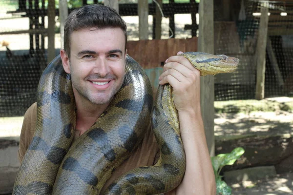 Homem Mostrando Carinho Por Uma Cobra Gigante — Fotografia de Stock