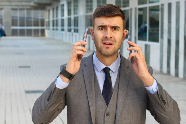 Nahaufnahme Porträt Eines Hübschen Jungen Geschäftsmannes Mit Zwei Smartphones Auf — Stockfoto
