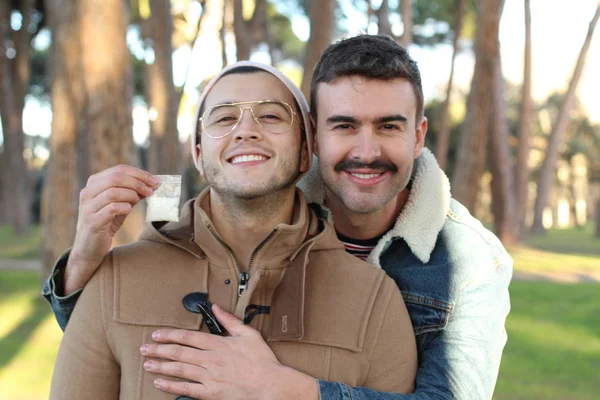 Närbild Porträtt Homosexuella Par Med Förpackning Med Vitt Pulver Parken — Stockfoto