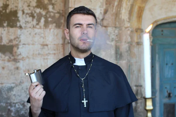 Sacerdote Fumar Cigarro Beber Álcool Posando Fundo Igreja Com Vela — Fotografia de Stock