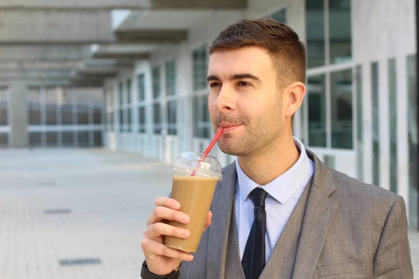 Крупным Планом Портрет Красивого Молодого Бизнесмена Пластиковой Чашкой Холодного Кофе — стоковое фото