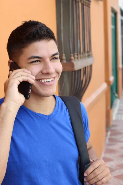 Close Portret Van Knappe Jonge Man Praten Telefoon Straat — Stockfoto