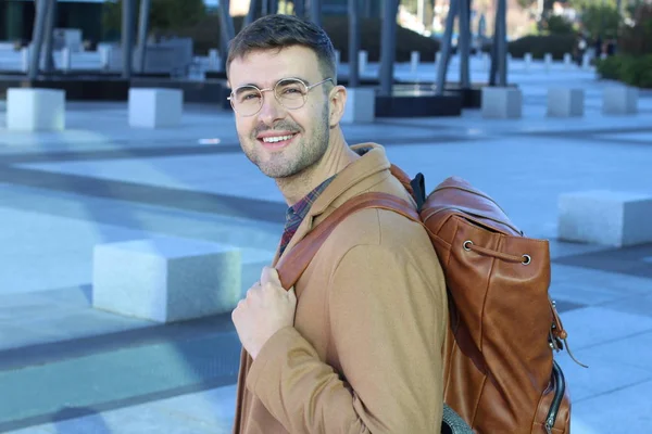 Bonito Elegante Com Mochila Couro Sorrindo — Fotografia de Stock