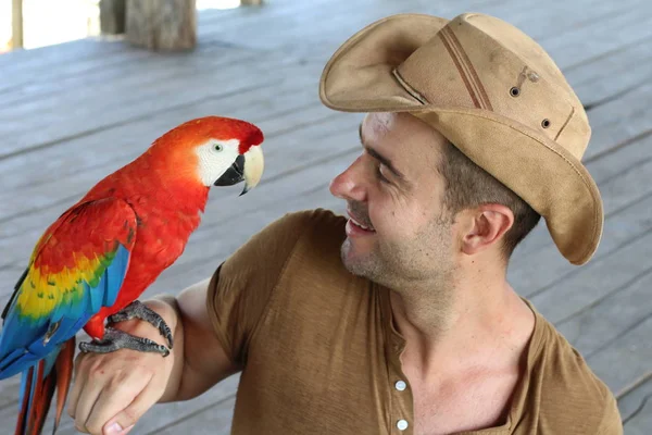 Bonito Homem Interagindo Com Uma Arara — Fotografia de Stock