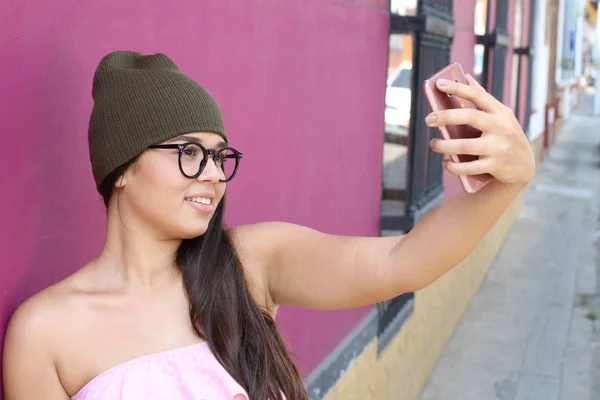 Mujer Joven Tomando Selfie Con Smartphone —  Fotos de Stock