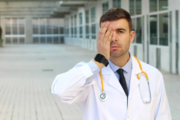 Retrato Cercano Médico Joven Guapo Abrigo Con Pinchazos Estetoscopio Calle — Foto de Stock