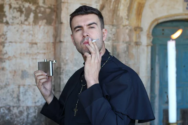 Sacerdote Fumare Sigarette Bere Alcol Posa Sfondo Chiesa — Foto Stock