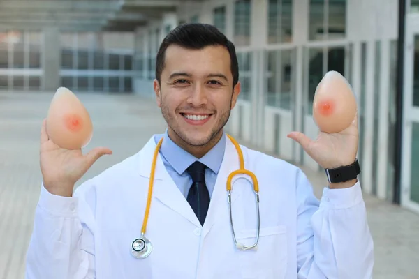 Cirurgião Plástico Étnico Segurando Implantes Silício — Fotografia de Stock