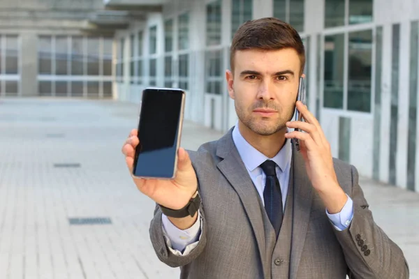 Nahaufnahme Porträt Eines Hübschen Jungen Geschäftsmannes Mit Zwei Smartphones Die — Stockfoto