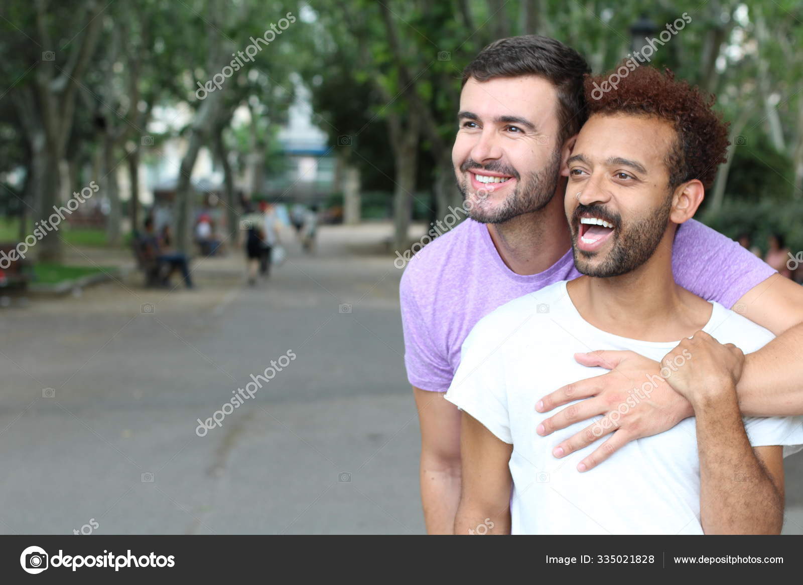 Retrato Cercano Pareja Gay Interracial Calle: fotografía de stock ©  albejor2002@ #335021828 | Depositphotos